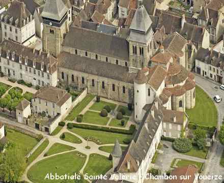 Photo&nbsp;: L'Abbatiale Sainte-Val&eacute;rie est situ&eacute;e &agrave; Chambon-sur-Voueize dans le d&eacute;partement de la Creuse et la r&eacute;gion Limousin. C'est un des plus importants &eacute;difices de style roman du Limousin.