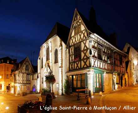 Photo&nbsp;: Paroisse Saint-Pierre  L'&eacute;glise Saint-Pierre est du XIIe si&egrave;cle, mais sa fa&ccedil;ade date du XVIIe si&egrave;cle. L'int&eacute;rieur a peu &eacute;volu&eacute; depuis le XIIe si&egrave;cle ; les piliers soutenant le clocher ont &eacute;t&eacute; renforc&eacute;s au XIIIe si&egrave;cle. A l'entr&eacute;e, sur le c&ocirc;t&eacute; nord, une chapelle d&eacute;di&eacute;e &agrave; la Vierge a &eacute;t&eacute; ajout&eacute;e au XVe si&egrave;cle.  