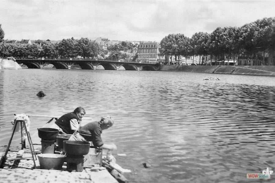 MONTLUCON - Le Cher et le pont Saint Pierre avec les laveuses